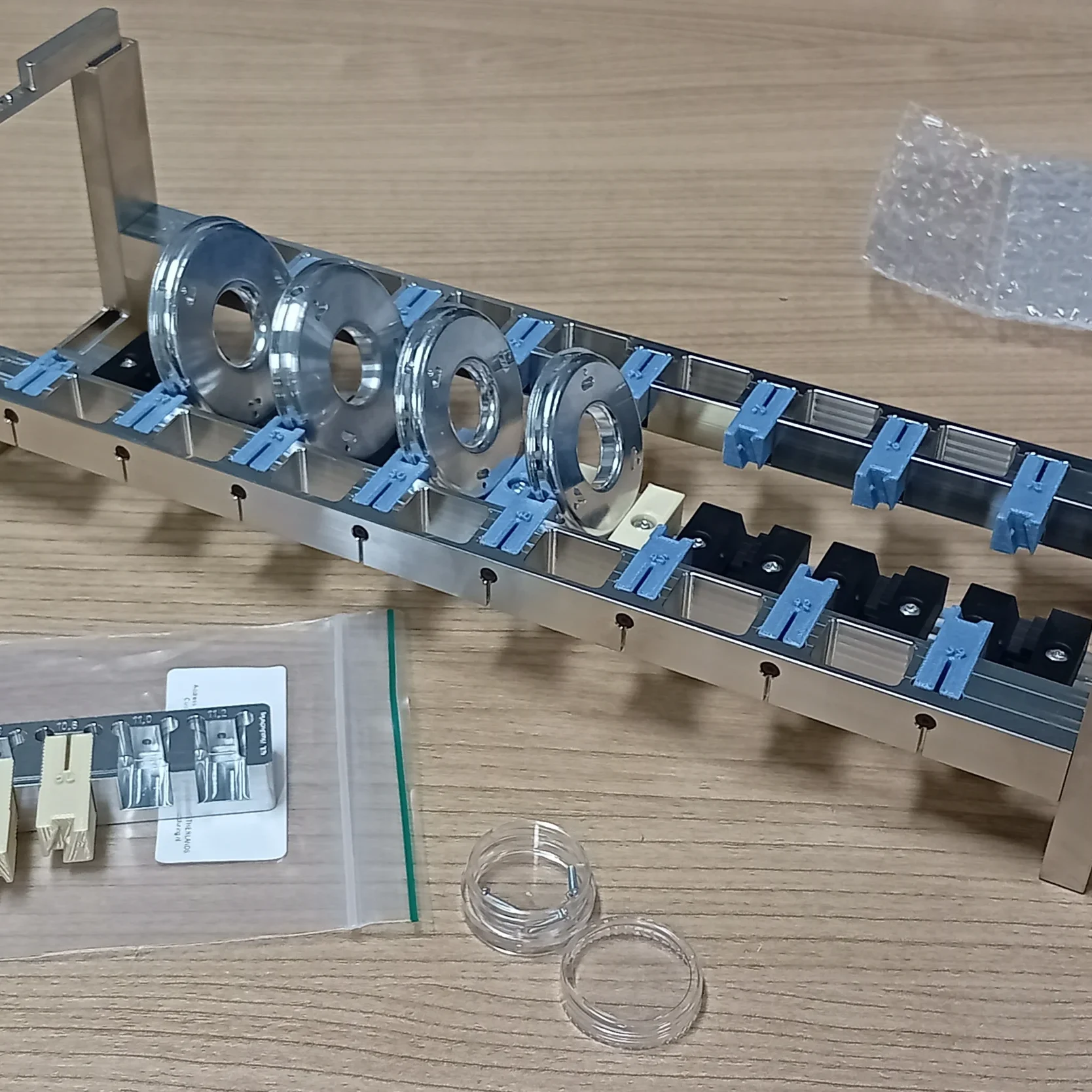 Complex onderdeel met schijven gemonteerd in QNL-Ardidus120 en QNL-Hydrovia190 kunststoffen op bureau voor inspectie – technische hulpmiddelen en prototypes bij QNL Instrumentmakerij