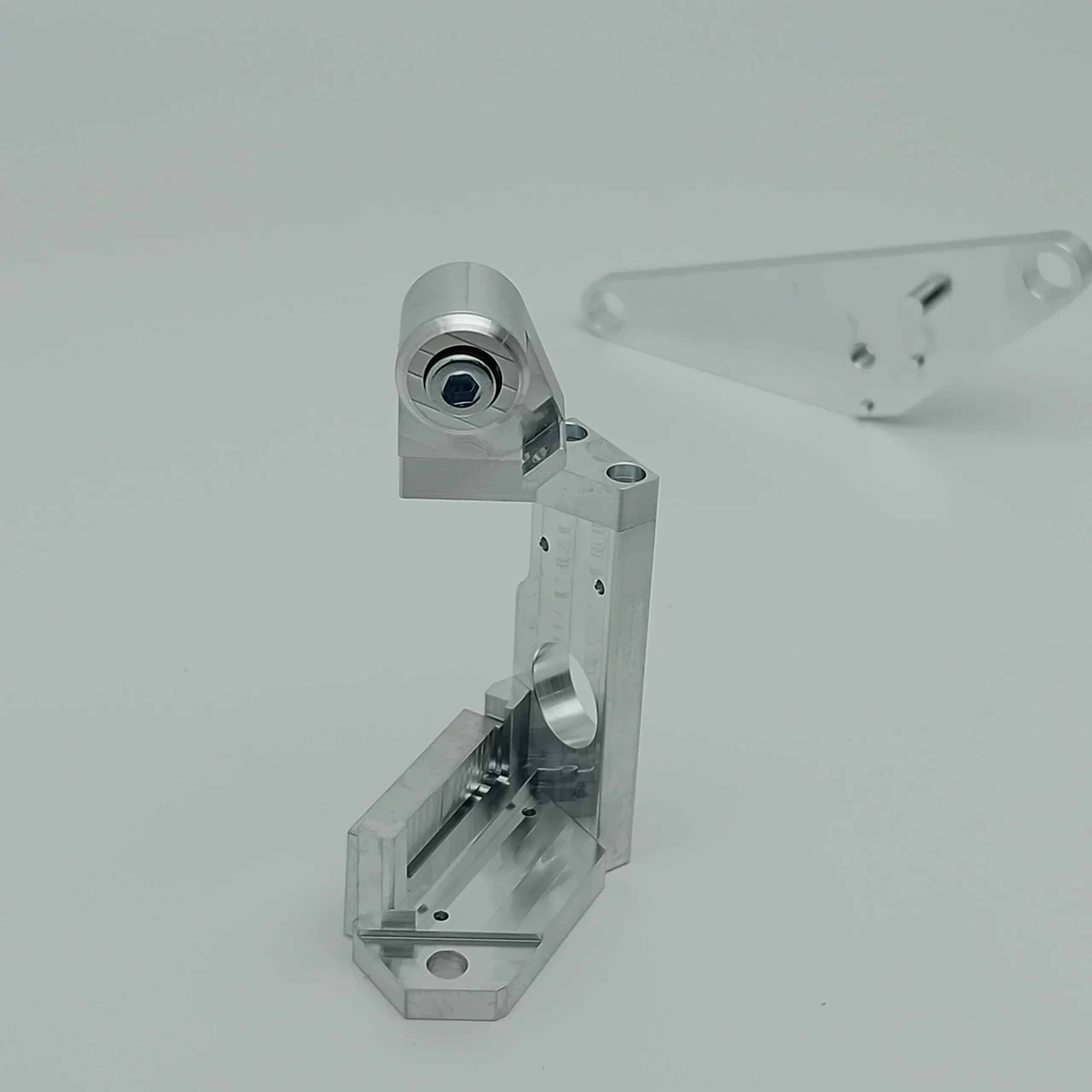 Zevendelig aluminium manipulatie-instrument voor optica in vacuümreactor, met M2-draadgaten en ontluchtingsgaten – precisiewerk en enkelstuks productie bij QNL Instrumentmakerij